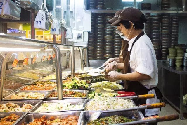 校园食堂新动向，封闭学校食堂出租引领校园餐饮新模式