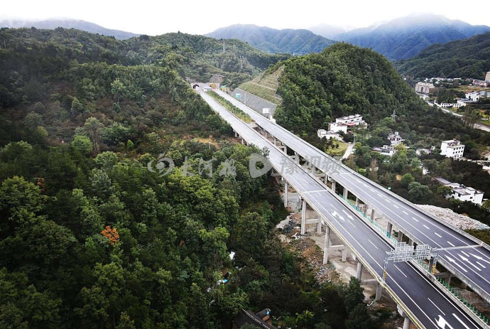 老界岭隧道最新进展，突破地理壁垒，区域发展里程碑式成就揭秘